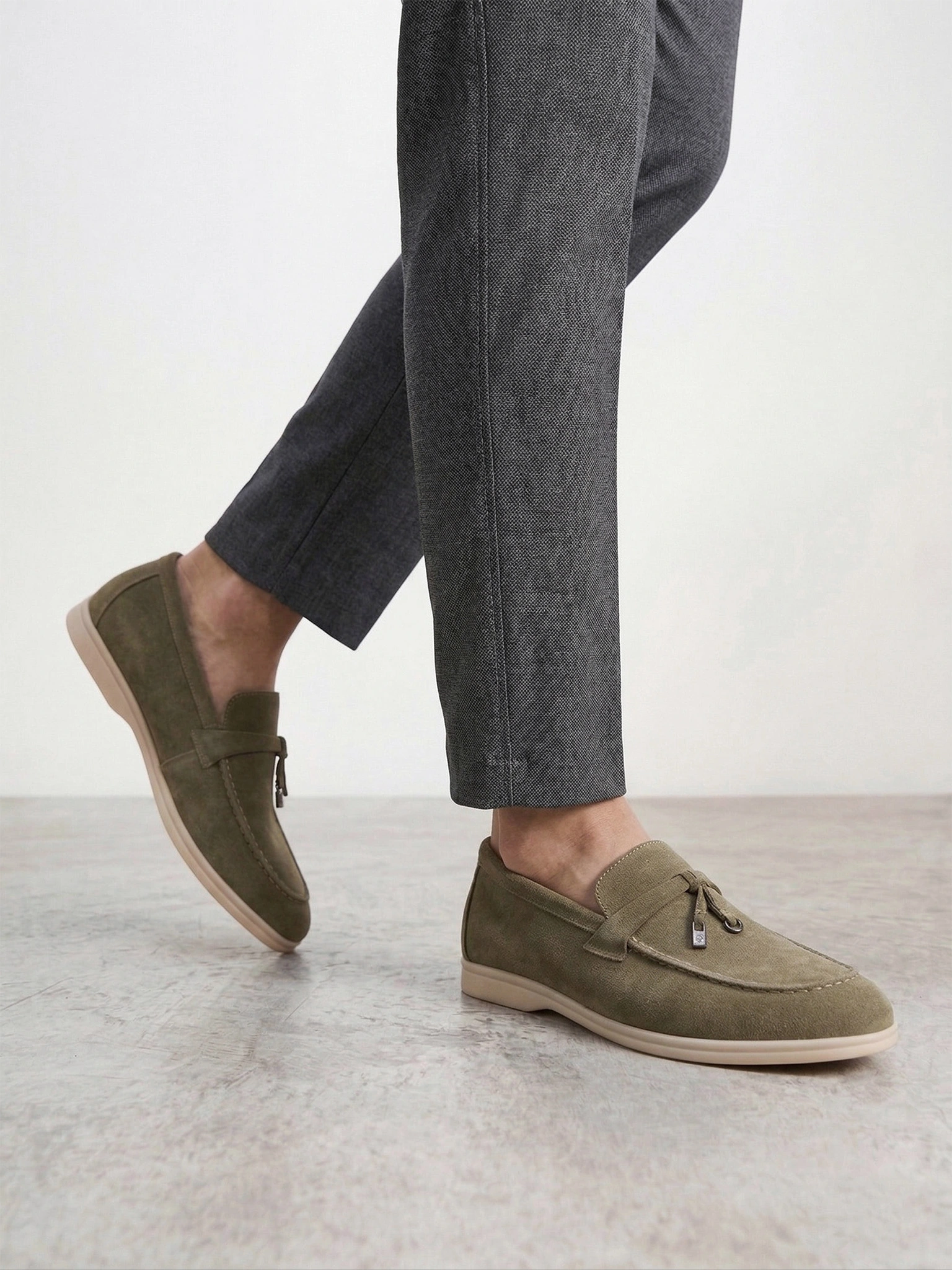 Туфли-лоферы оливкового цвета на низкой подошве